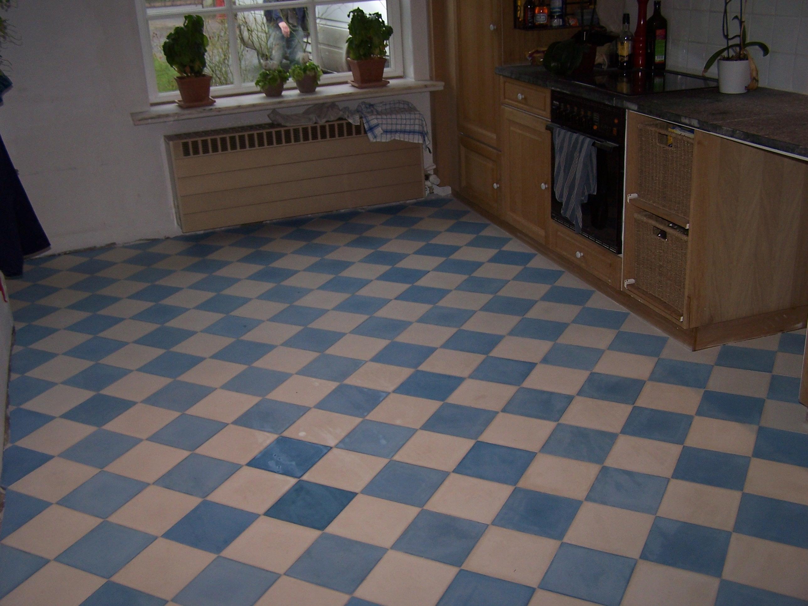 Keukenvloer in blauw-witte tegels