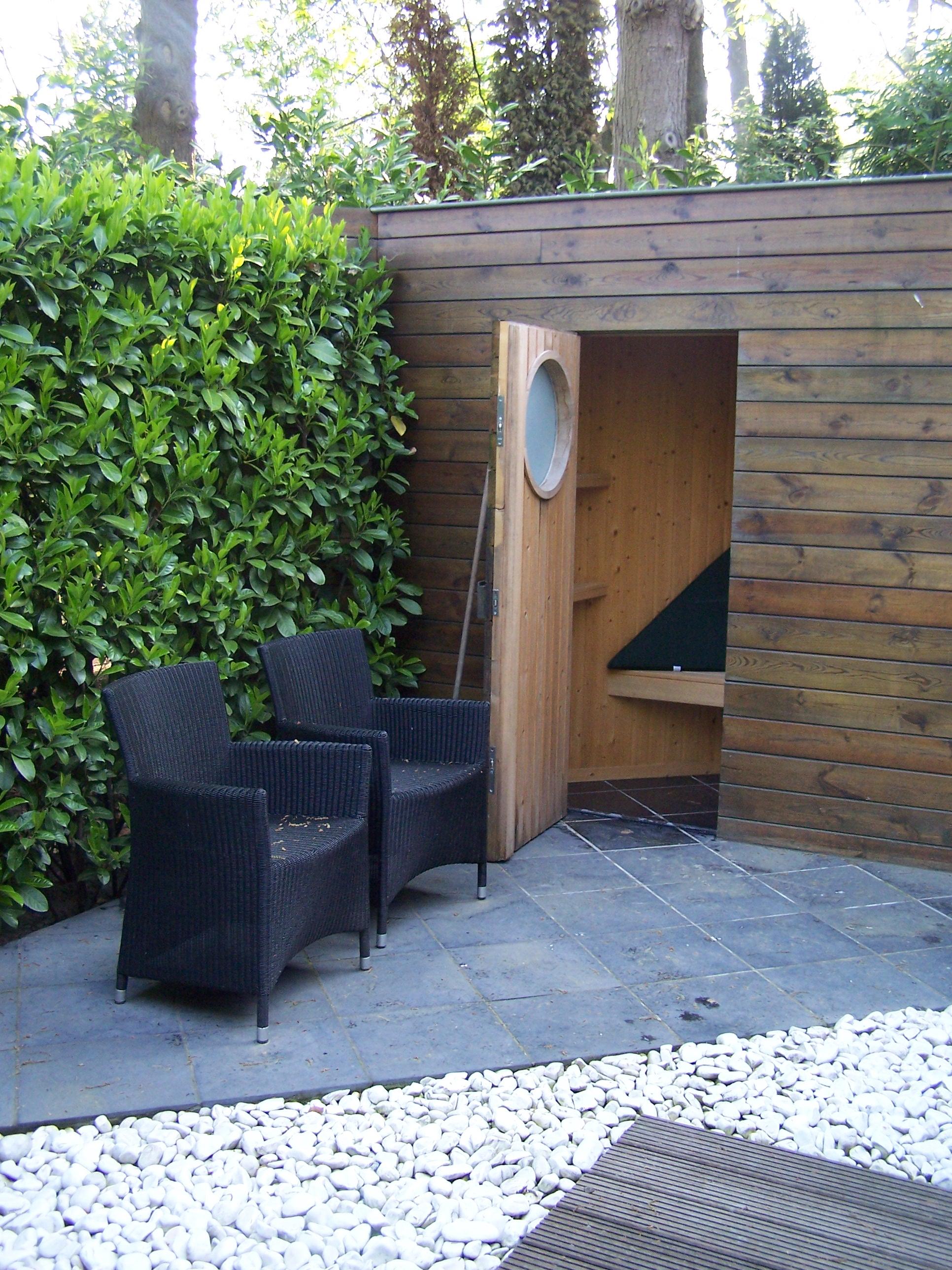 Buitenterras in blauwe hardsteen met houten wellnesshoek